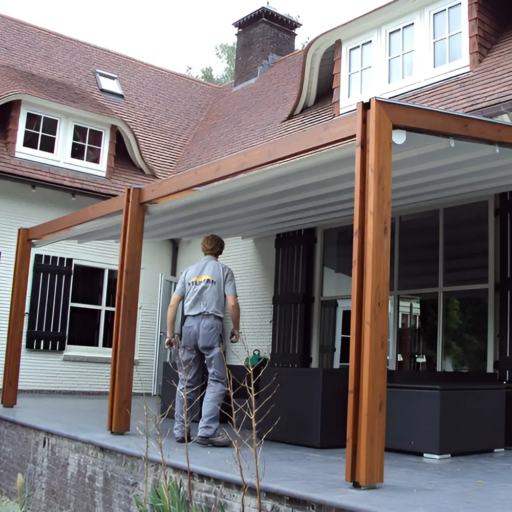 Installatie van een houten overkapping Woodplus met vouwdak door een monteur