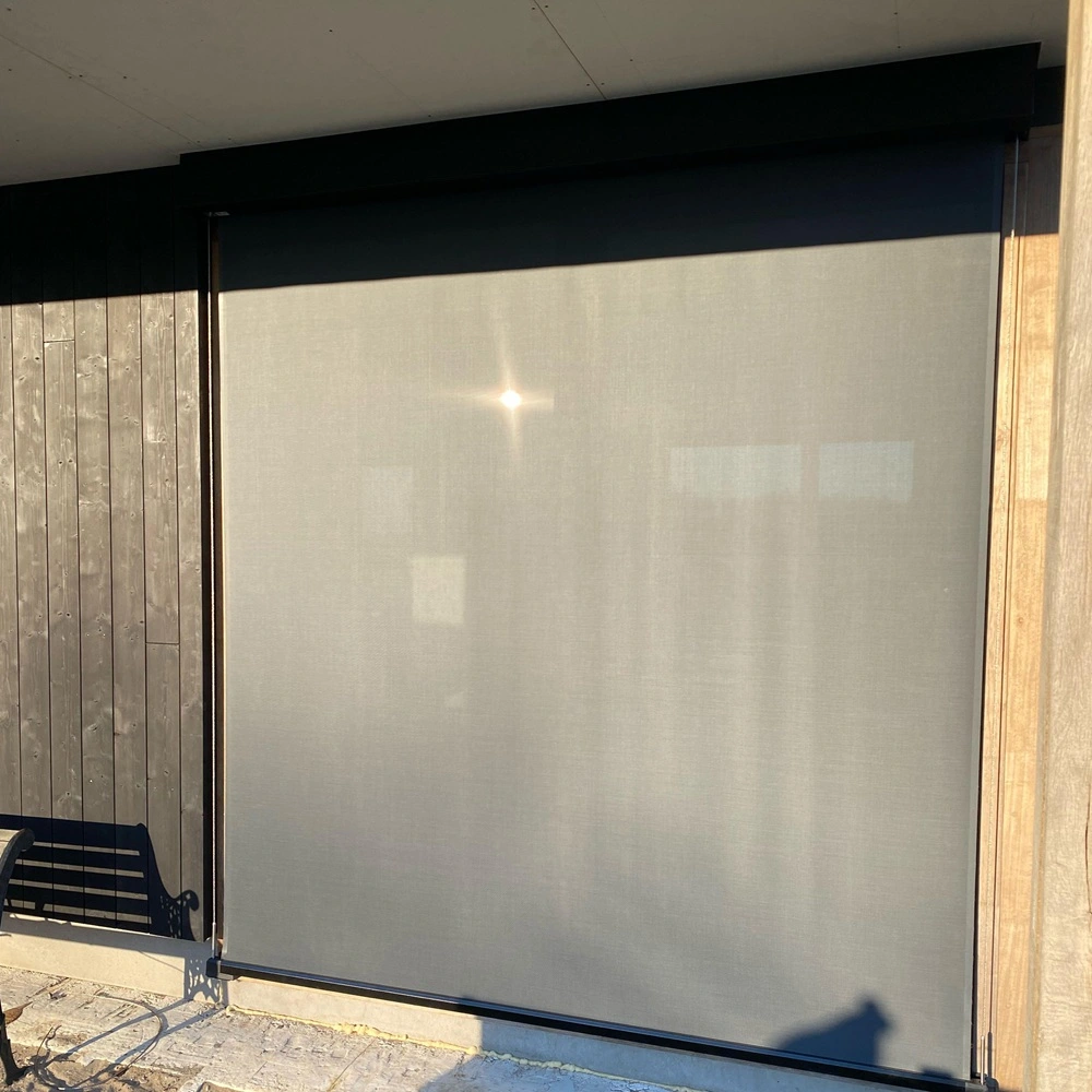 Kabelscreen met zonlicht op houten gevel