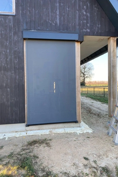 Kabelscreen op houten gevel bij landelijke woning Kabelscreen op houten gevel bij landelijke woning