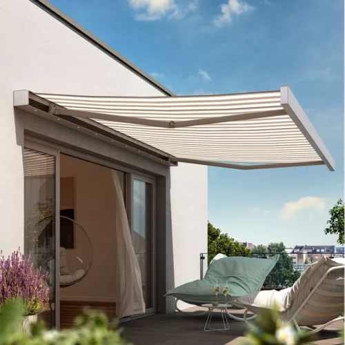 Knikarmscherm Smaila op balkon met wit gestreept doek