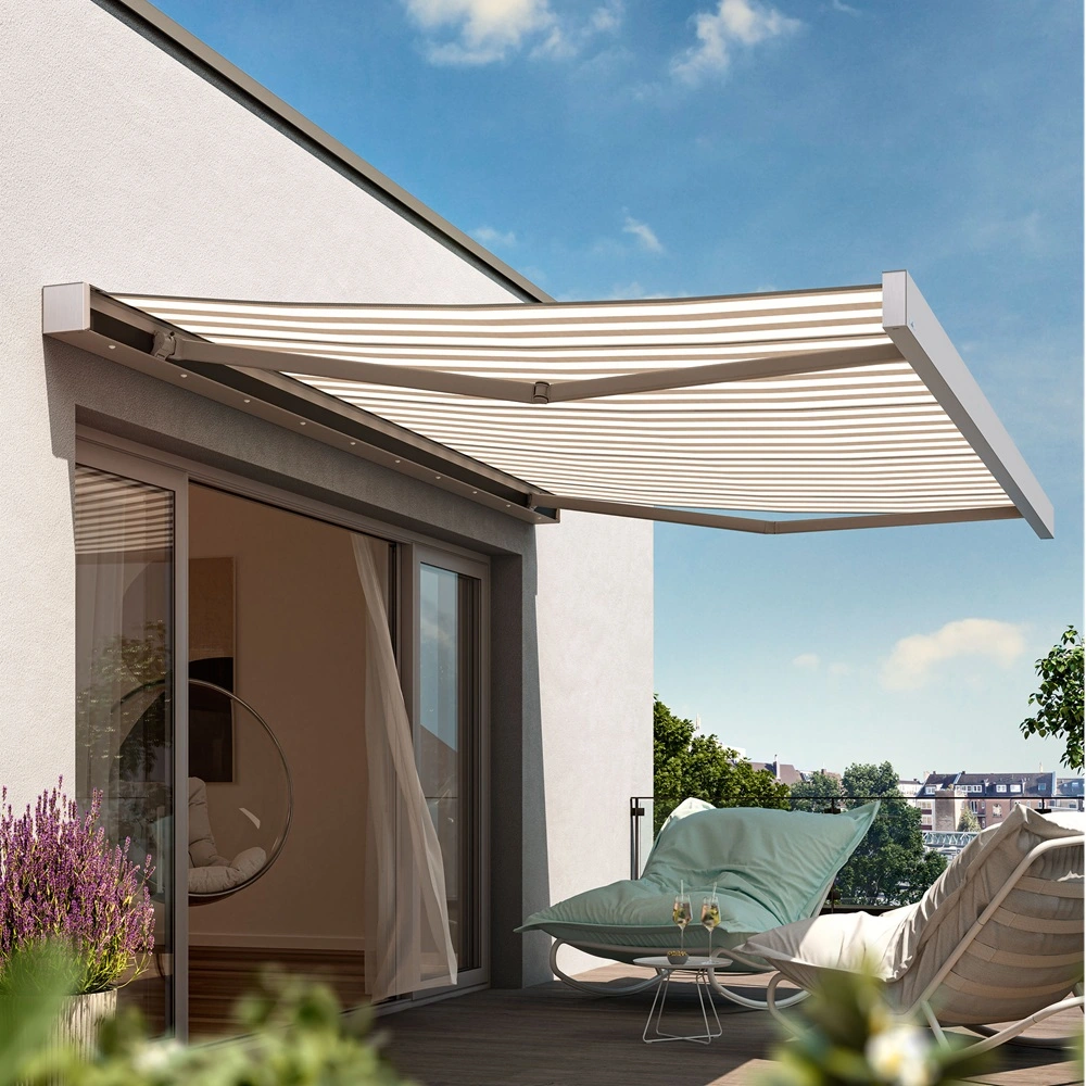 Knikarmscherm Smaila op balkon met wit gestreept doek