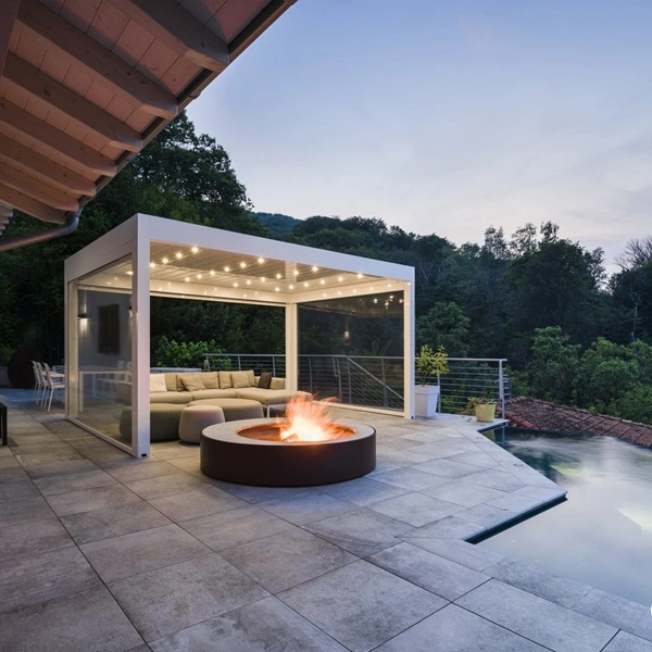 Lamellen overkapping Joy bij een zwembad