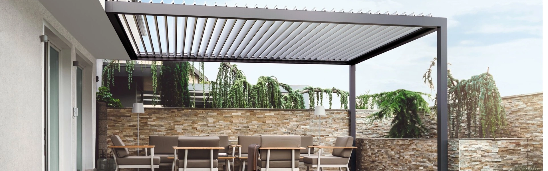 Lamellen overkapping Movie met zitruimte en natuurlijke groene omgeving