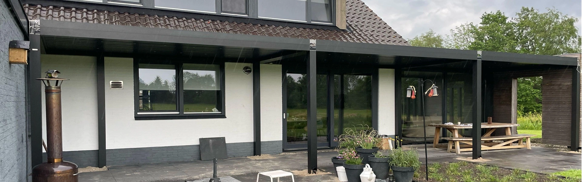 Lamellen overkapping Varia met functionele indeling en tuinmeubilair