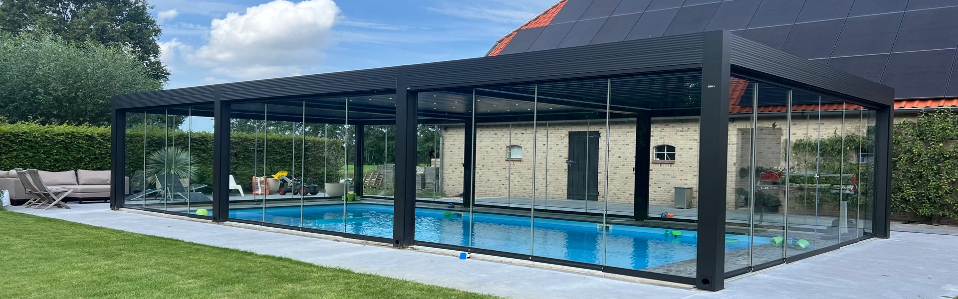 Lamellen overkapping bij een zwembad in groene omgeving