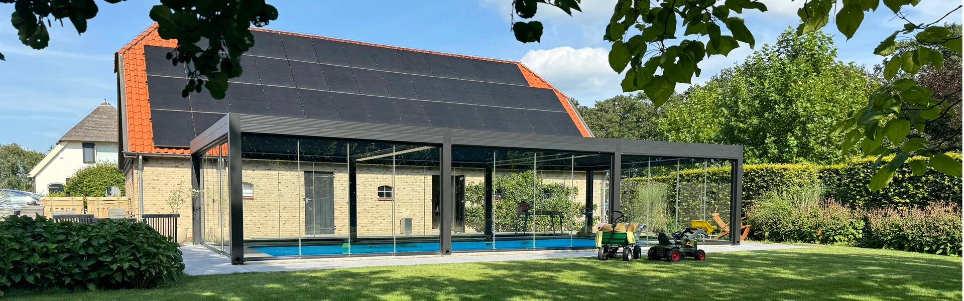 Lamellen overkapping bij een zwembad met glazen schuifwanden