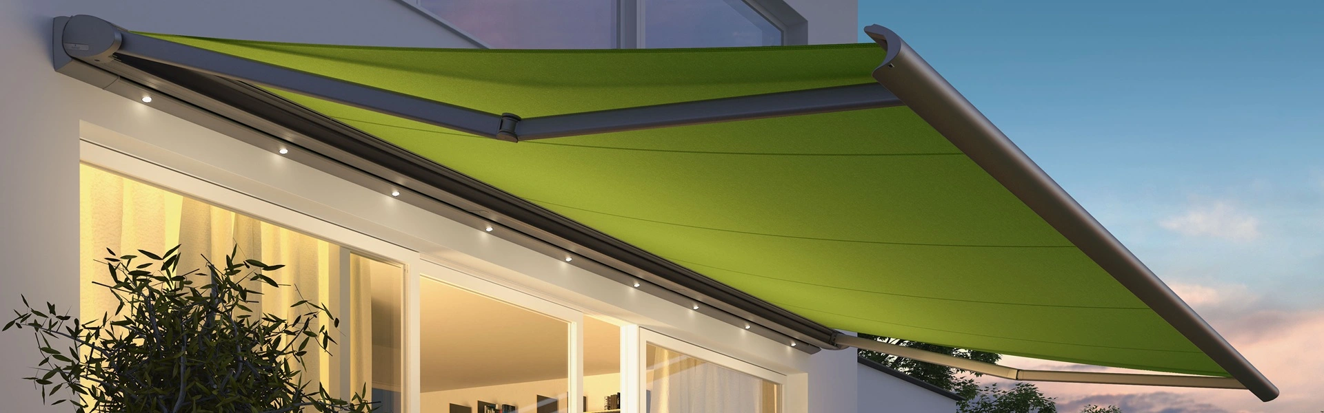 Lichtlijsten onder groen zonnescherm boven terras met glazen schuifpui