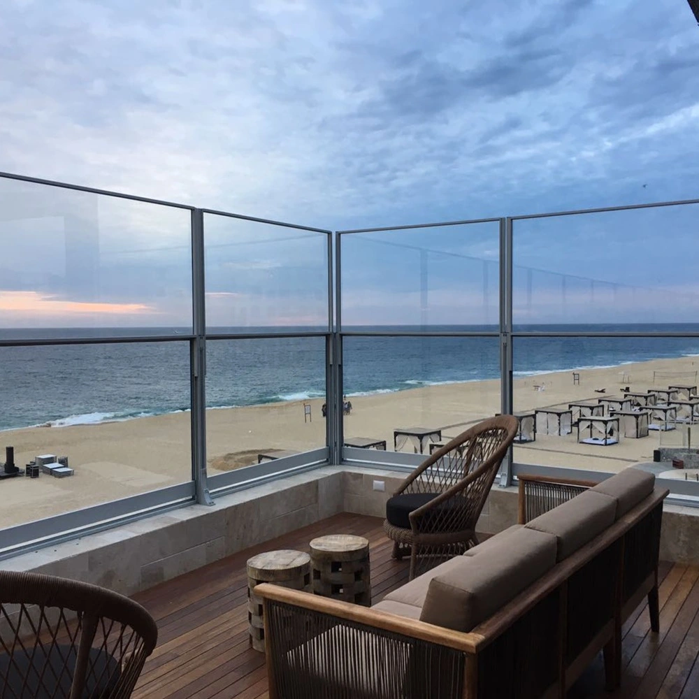 Luxe terras met glazen windschermen aan zee