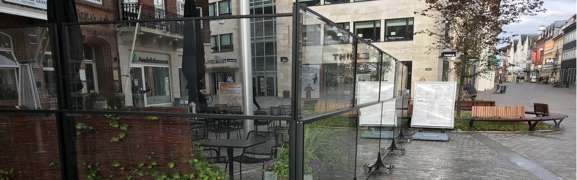 Mobiel windscherm met planten in een stadsomgeving