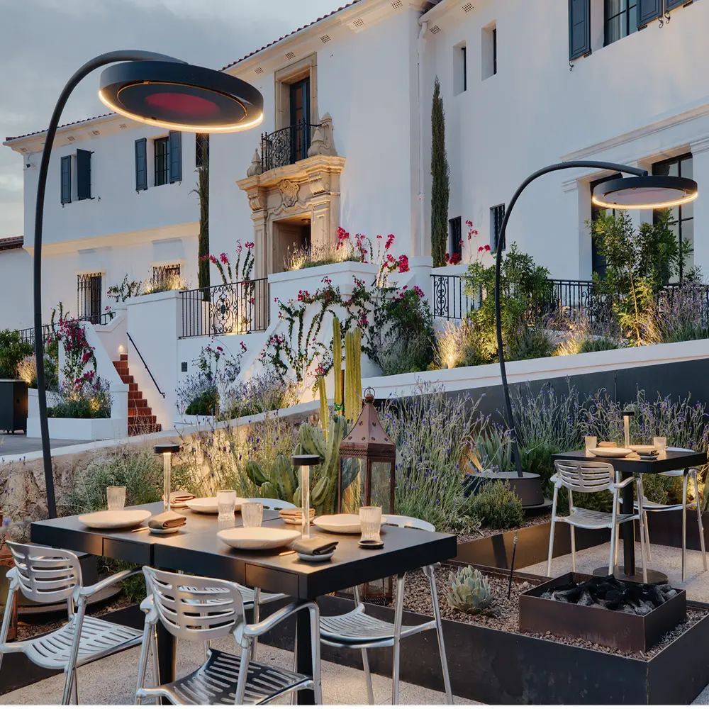 Moderne buitenruimte met draagbare heater en uitzicht op natuur