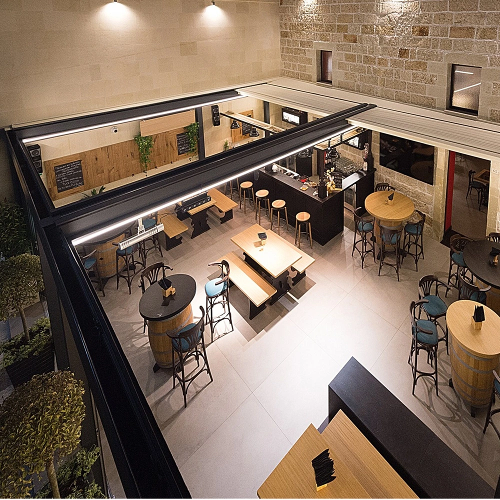 Overzicht van horecaruimte met houten meubels en open dakstructuur