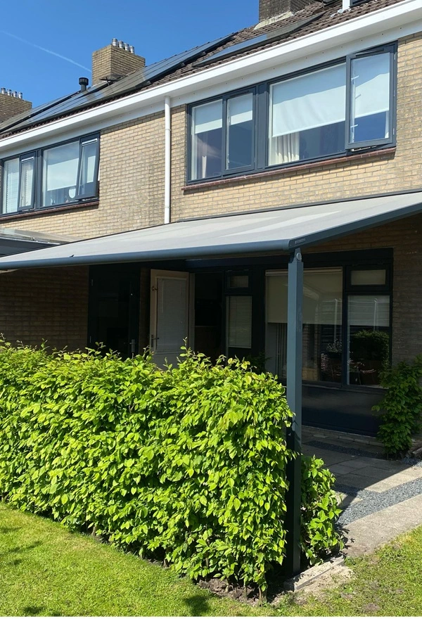 Project van Veldman Zonwering textieloverkapping in een groene tuin