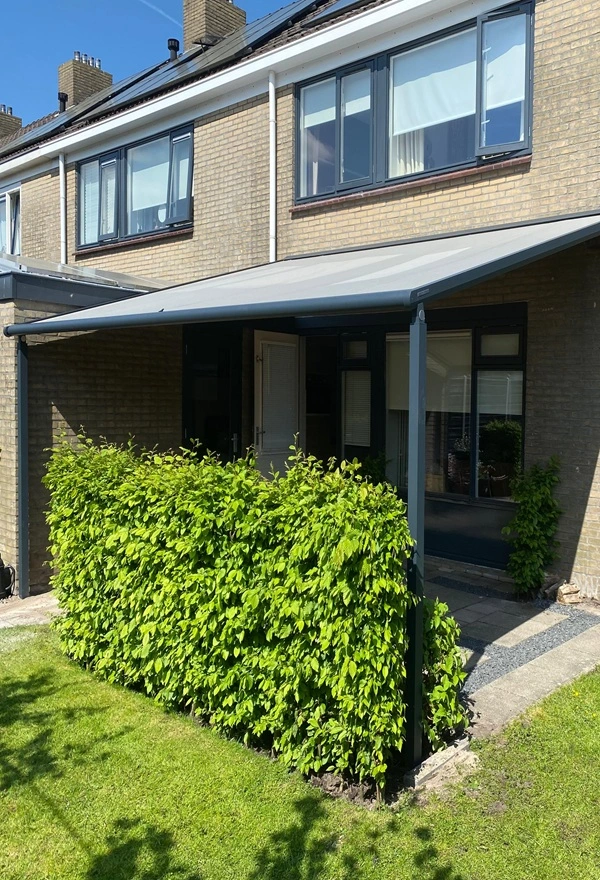 Project van Veldman Zonwering textieloverkapping in een landelijke tuin