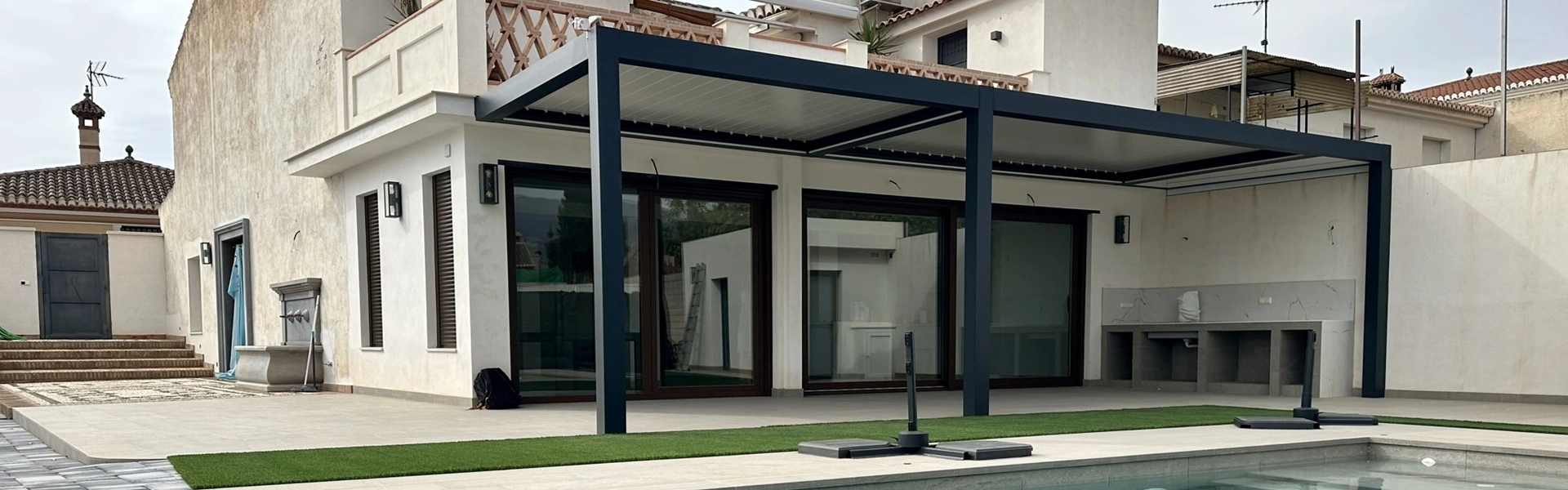 Rechte overkapping Seesky Taf met lamellen