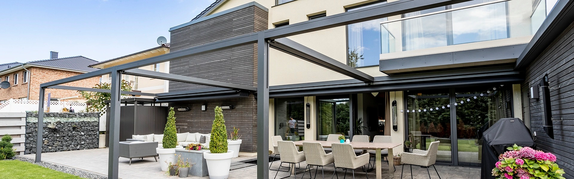 Rechte overkapping Sunrain Q met textiel dak en luxe terrasindeling