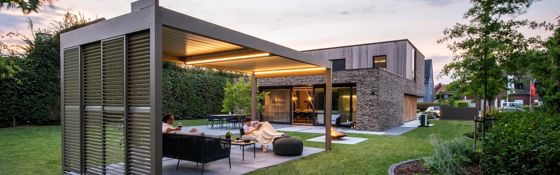 Renson Algarve Canvas overkapping met sfeerverlichting en loungemeubilair