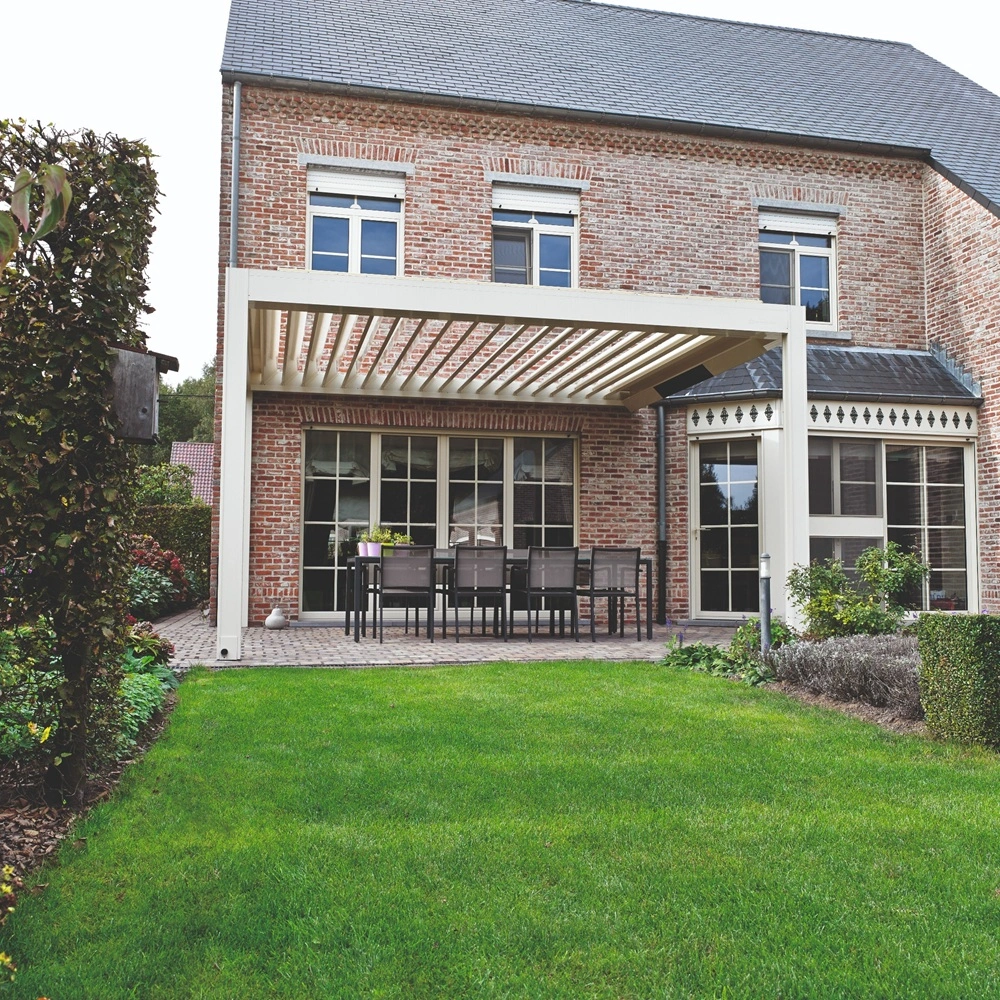 Renson Algarve lamellen overkapping aan een klassieke woning met tuin