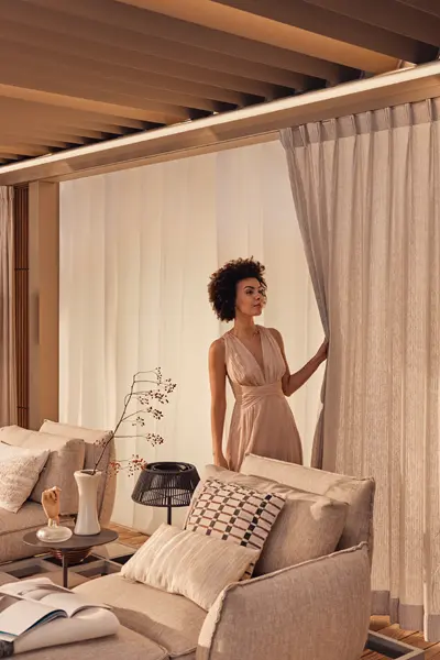 Renson Amani lamellen overkapping met sfeervolle verlichting en gordijnen Renson Amani lamellen overkapping met sfeervolle verlichting en gordijnen