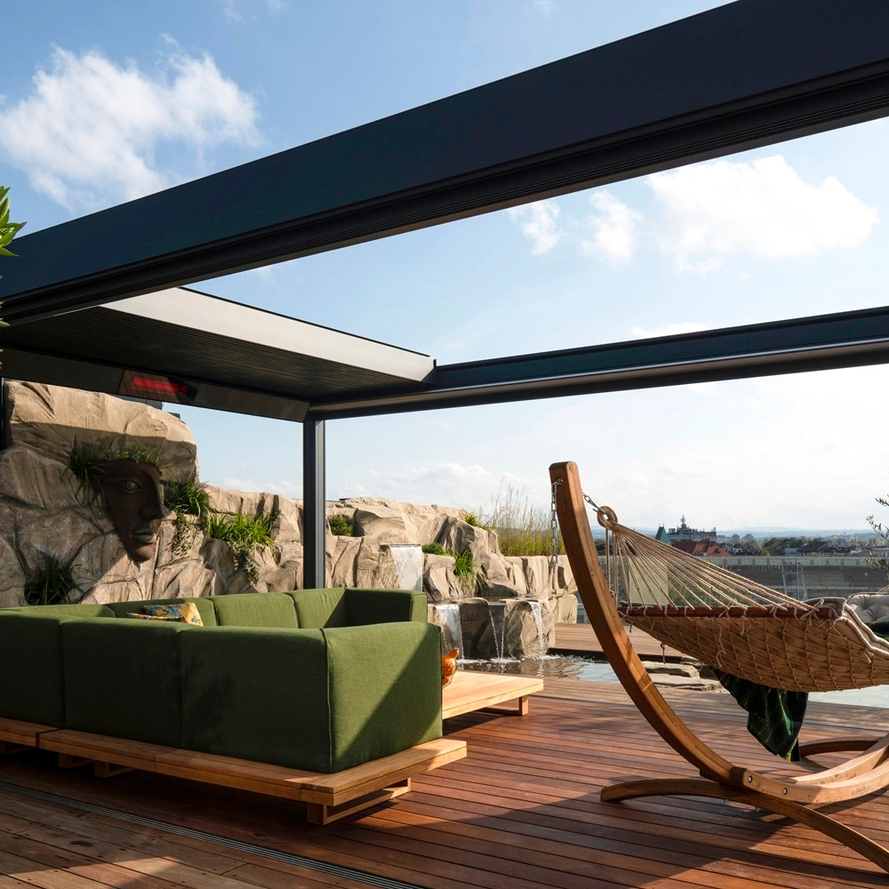 Renson Camargue Skye met intrekbare lamellen houten terras en hangmat