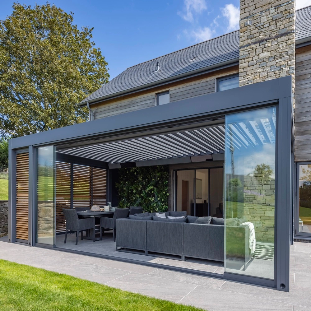 Renson Camargue lamellen overkapping bij villa met zwembad