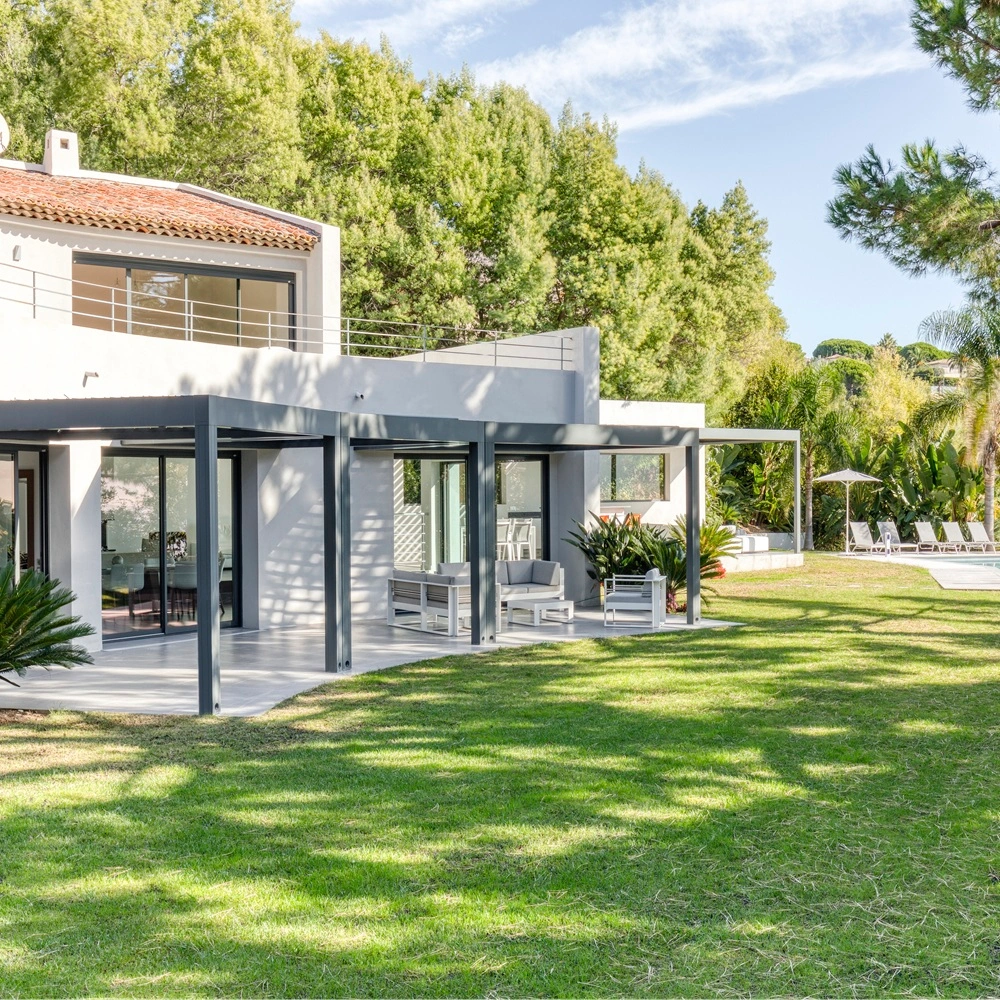 Renson Camargue overkapping met glazen schuifwanden en lamellen