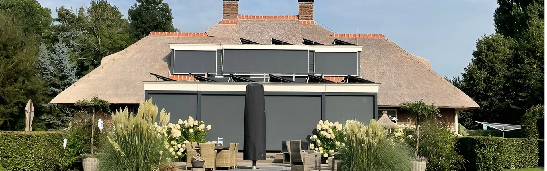 Rietgedekte woning met Zipscreens en terras in grote tuin