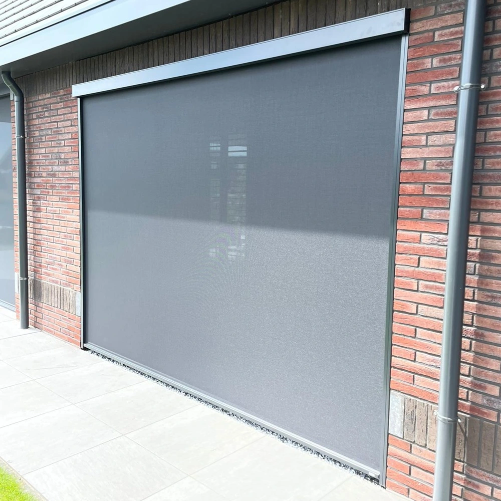 Ritsscreen aan gevel met zicht op tuin en water in woonwijk