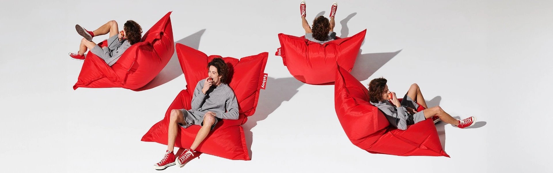Rode Fatboy zitzakken met verschillende zithoudingen en ontspannen sfeer
