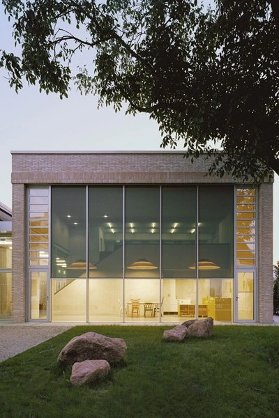 RolSCREEN2 zonwering op glazen gebouw met zicht op interieurverlichting RolSCREEN2 zonwering op glazen gebouw met zicht op interieurverlichting