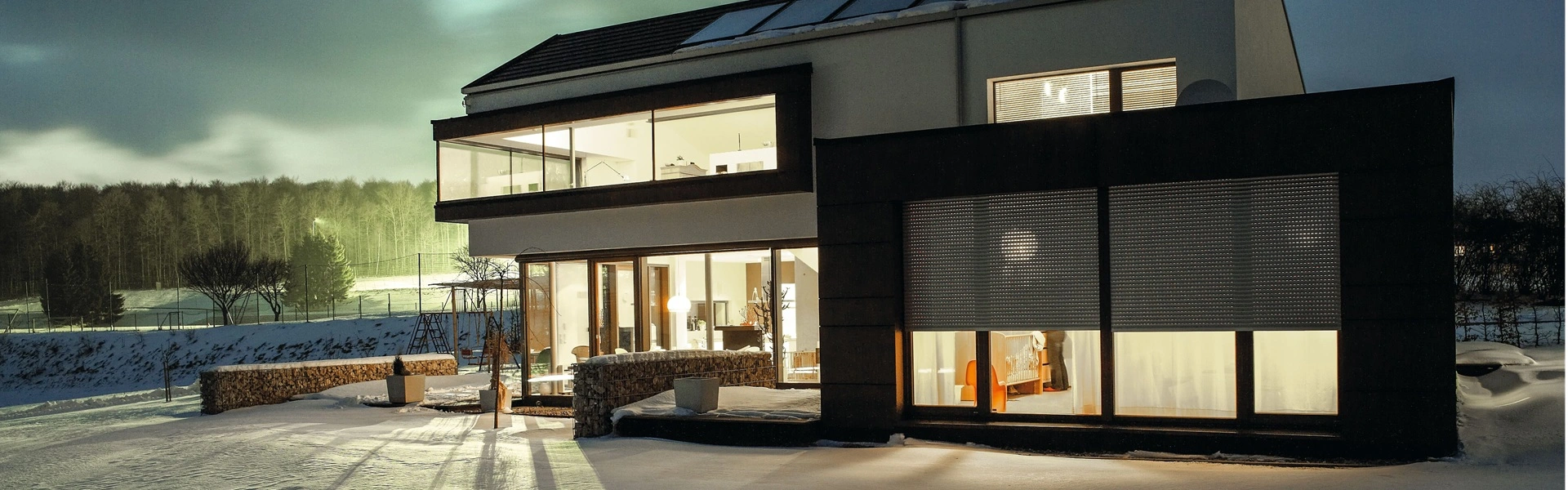 Roma rolluiken Pento op moderne woning in besneeuwd landschap