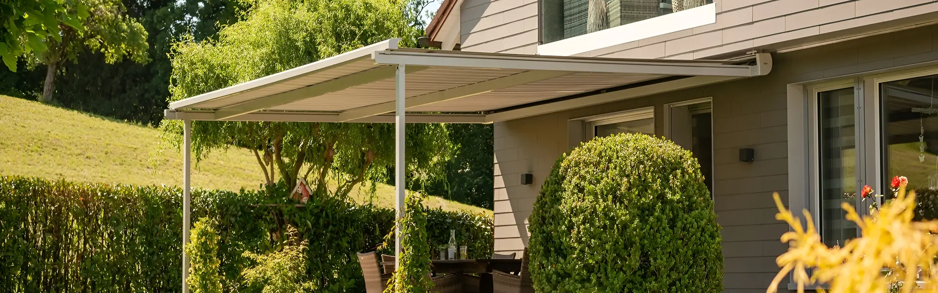 Ruime Pergolino terrasoverkapping bij een woning met verzorgde tuin