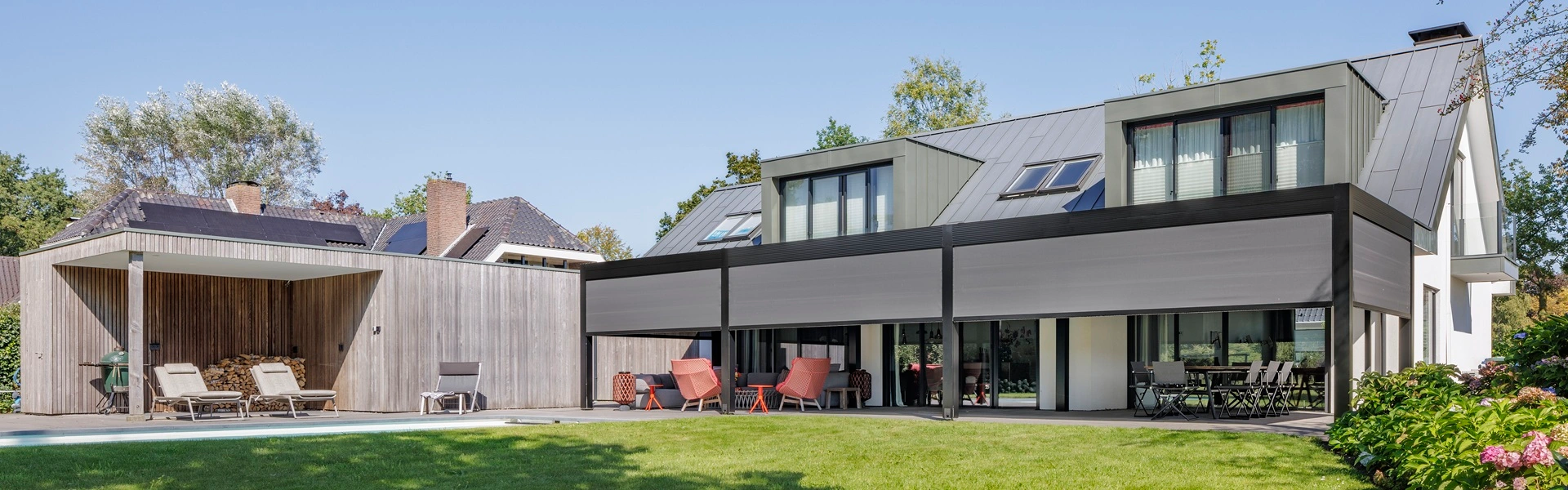 Schaduwrijke terrasoplossing met aluminium overkapping Azimut, gesloten vouwdak