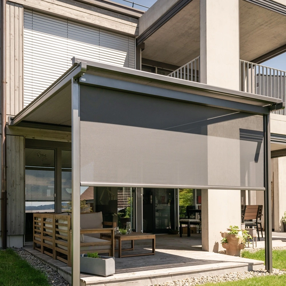 Schuifdak Pergolino met zonwering en zithoek op een houten terras