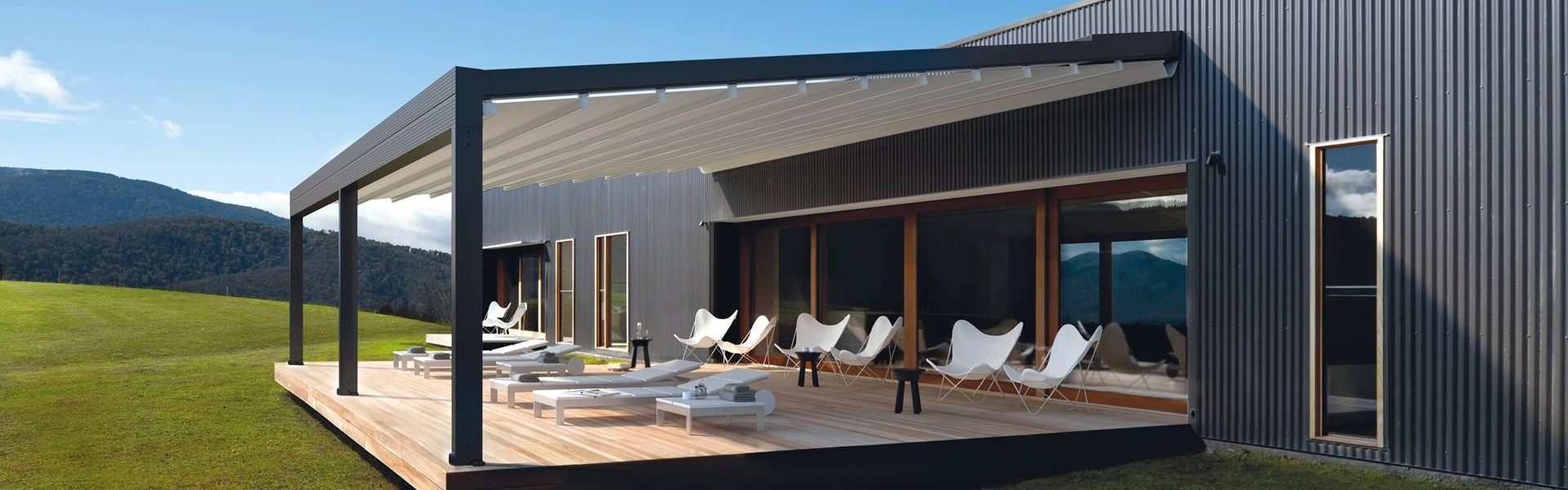 Schuine Quadra overkapping met vouwdak bij een modern terras