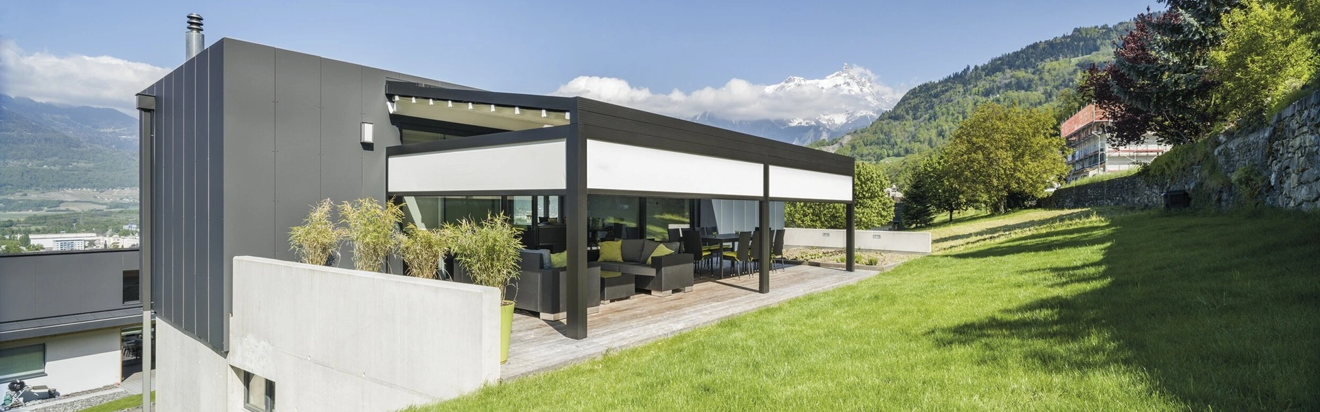 Schuine overkapping Quadra met vouwdak en uitzicht op bergen