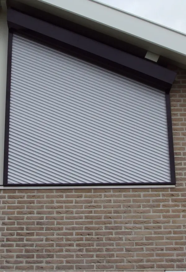 Schuine rolluiken op gevel in Friesland geplaatst door Veldman Zonwering Schuine rolluiken op gevel in Friesland geplaatst door Veldman Zonwering