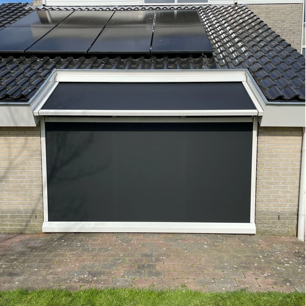 Serre zonwering VZ 0800 zip met zwart doek op witte profielen Uitvalscherm Carre