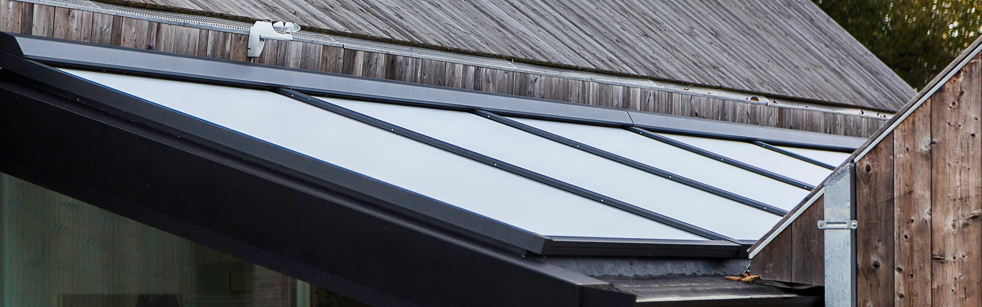 Serre zonwering VZ 0800 zip op een schuine glazen dakconstructie