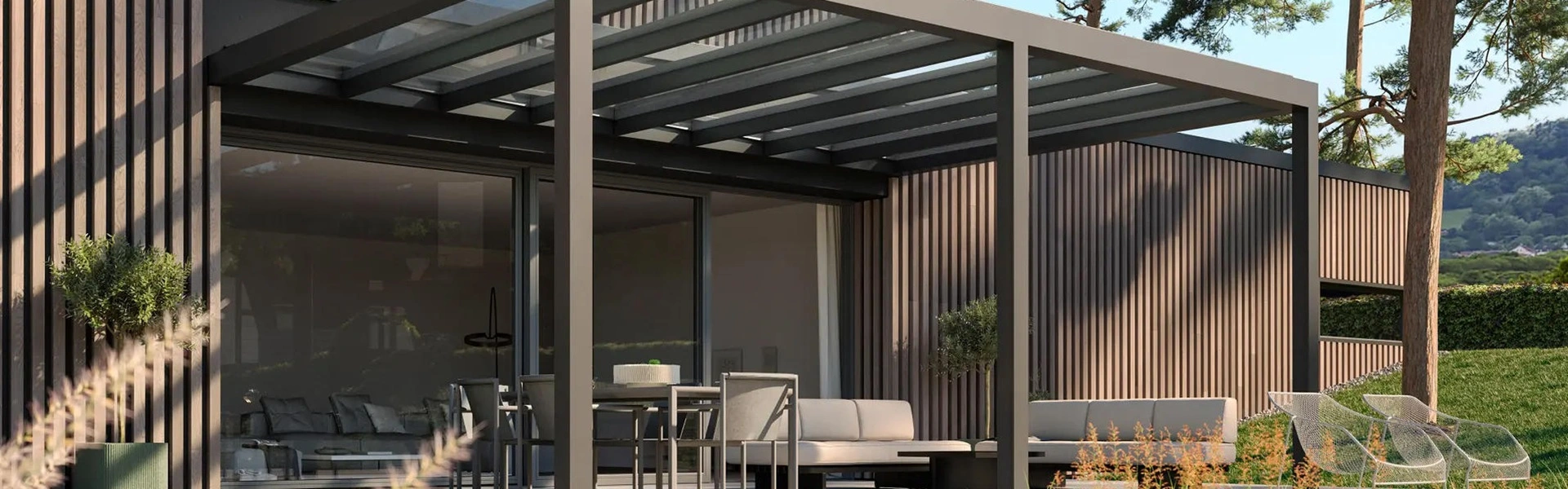 Strakke glazen overkapping in moderne tuin