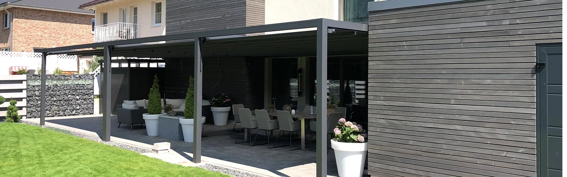 Sunrain Q overkapping met textiel dak naast een ruim gazon