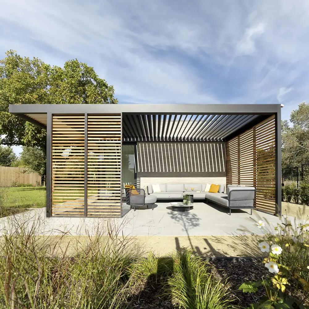 Terrasoverkapping met schuifbare lamellen en natuurlijke houten details