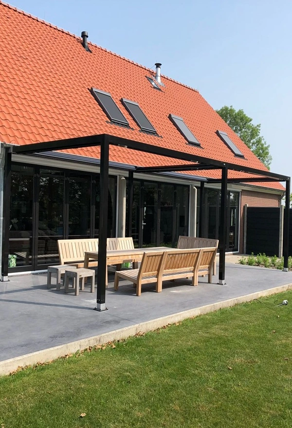 Textiel overkapping met houten tuinmeubelen en glazen gevel