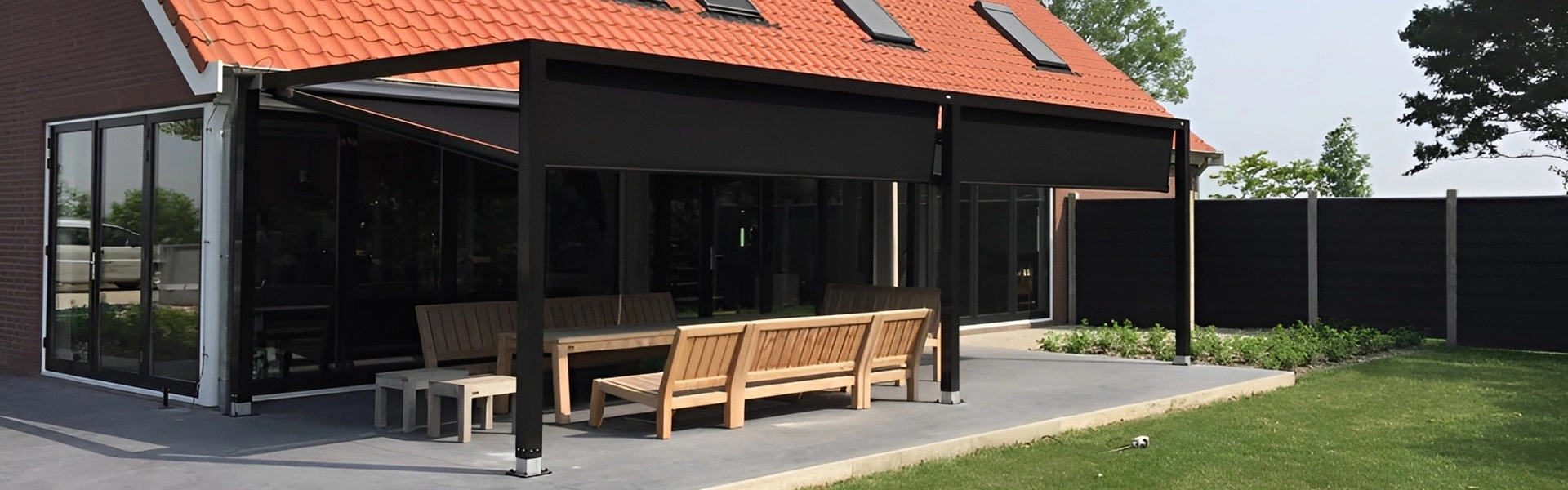 Textiel overkapping met zwart doek en houten zitbanken in tuin