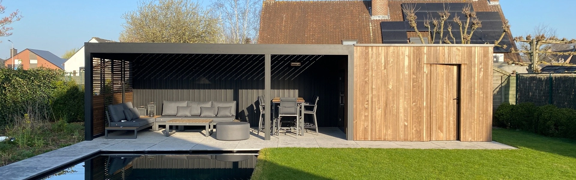 Tuinkamer hout Carpentier met zwembad en zitgedeelte in moderne tuin