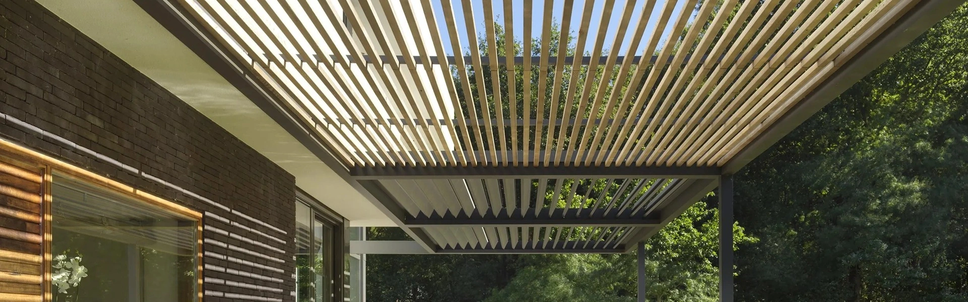 Tuinkamer met houten lamellen en uitzicht op groene tuin