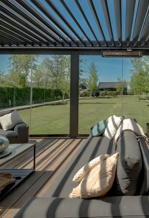 Tuinkamer met kantelbare lamellen Tuinkamer met kantelbare lamellen