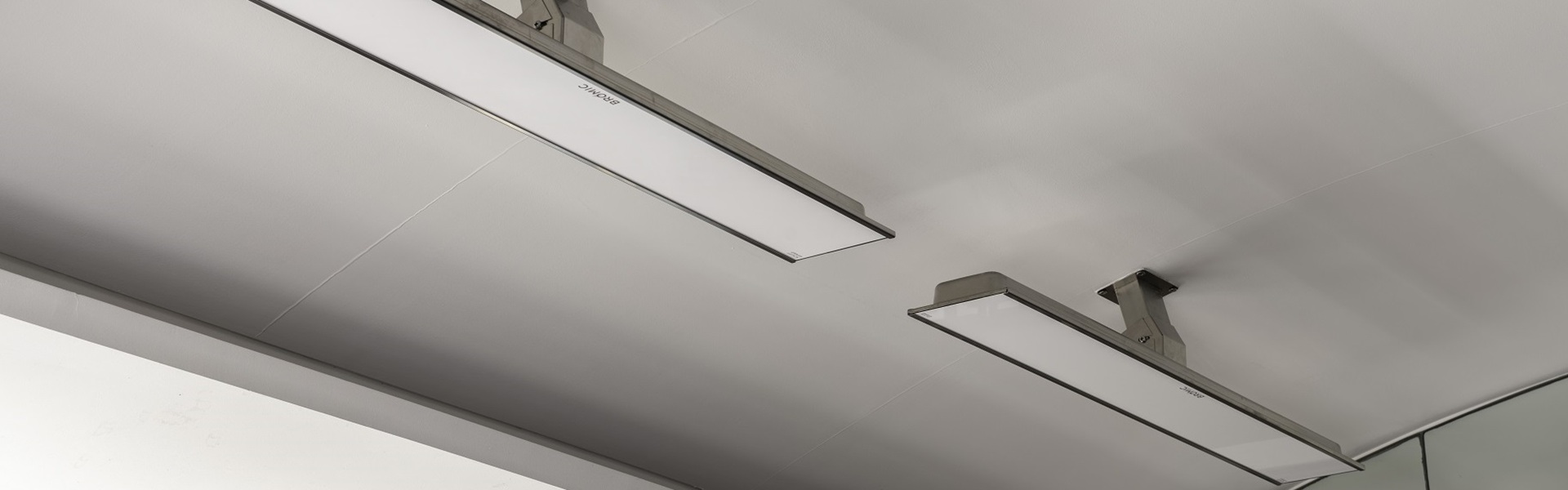 Twee Platinum Smart-Heat Electric heaters aan gebogen plafond
