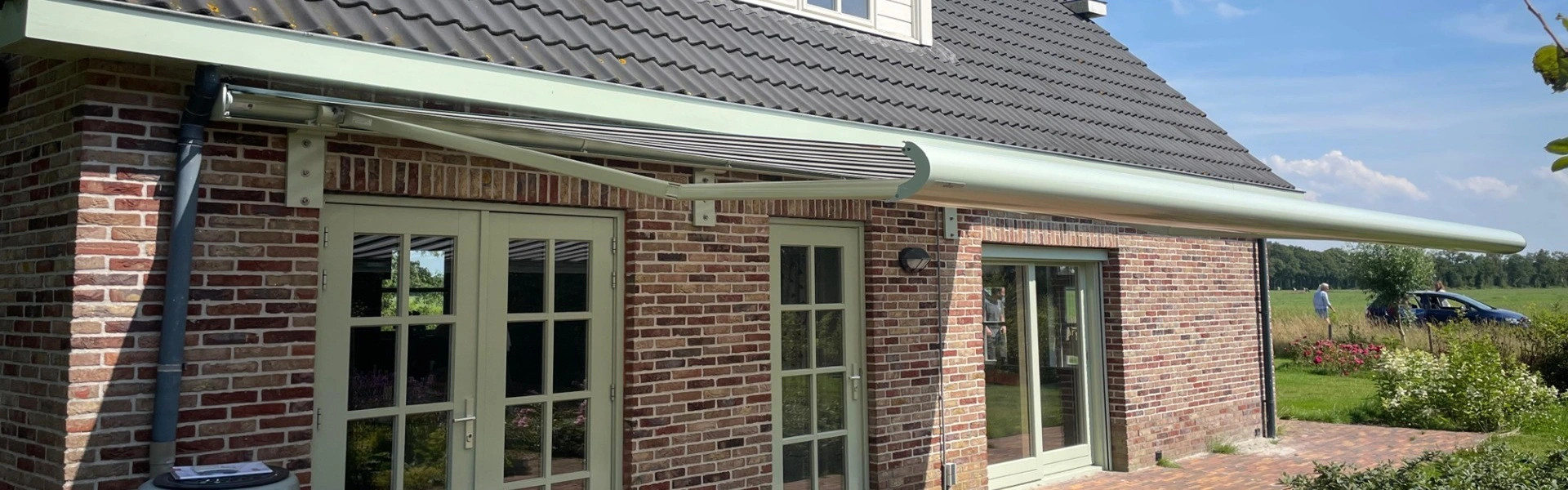 Uitgeschoven knikarmscherm Opal met lichtgroene cassette