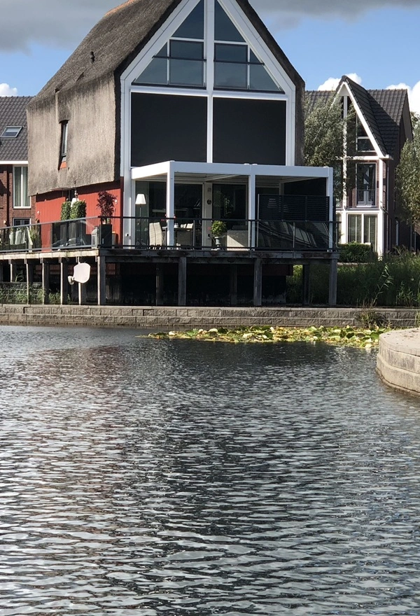 Veldman Zonwering overkapping met schuifdak aan het water in Nunspeet
