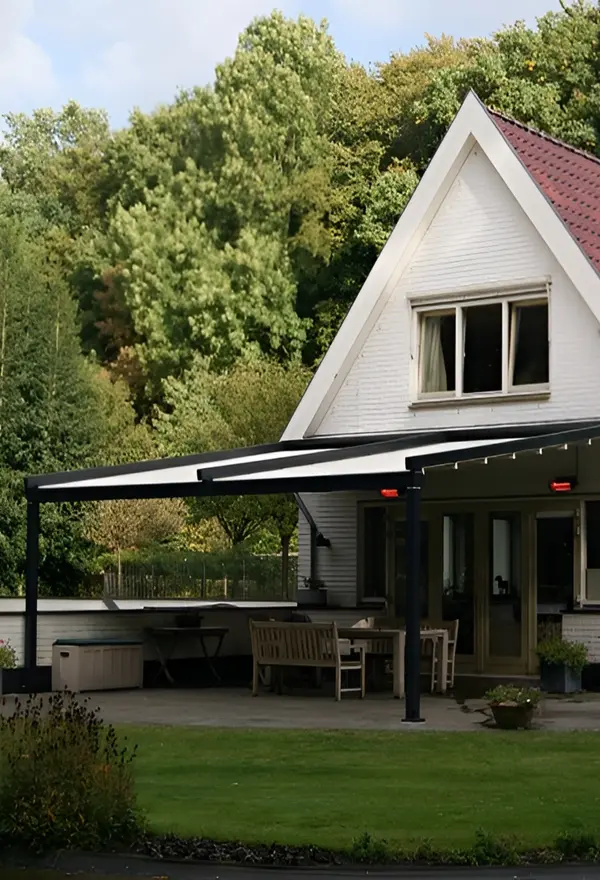 Veldman Zonwering overkapping met schuifdak aan terras bij woning in Maartensdijk Veldman Zonwering overkapping met schuifdak aan terras bij woning in Maartensdijk